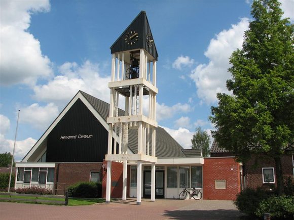 Het Hervormd Centrum aan de Hoofdweg in Westerhaar, met de witte houten klokkentoren voor de gevel.