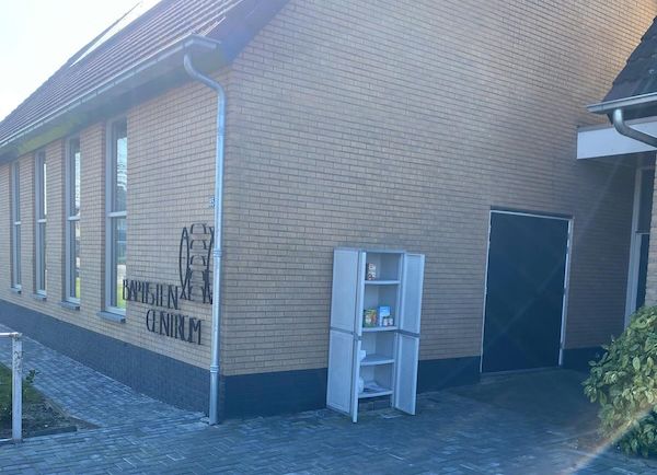 De voedselkast naast de zijingang van het Baptisten Centrum.