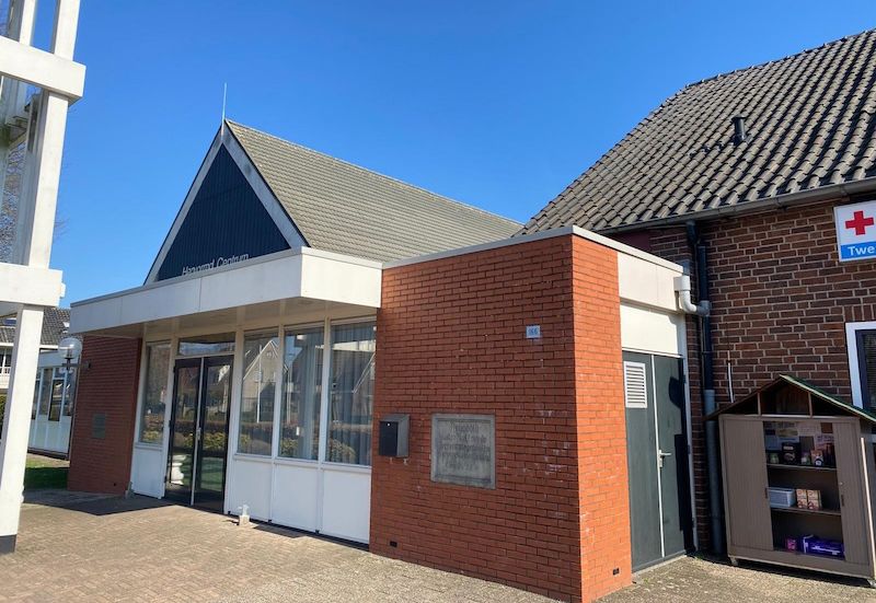 De ingang van het Hervormd Centrum met de voedselkast rechts naast de deur.